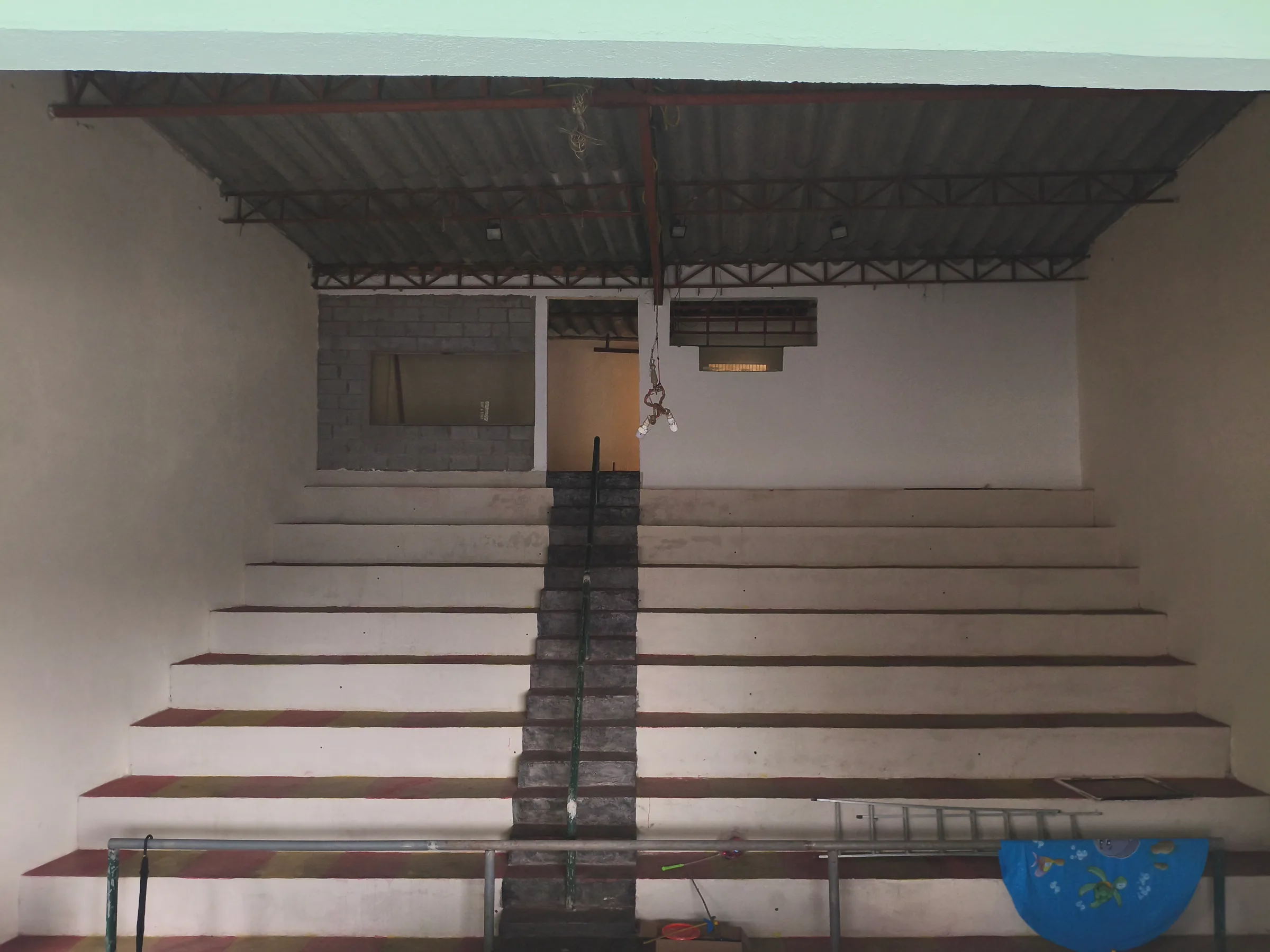 Arquibancada e palco internos do HR Espaço Cultural, estrutura em concreto