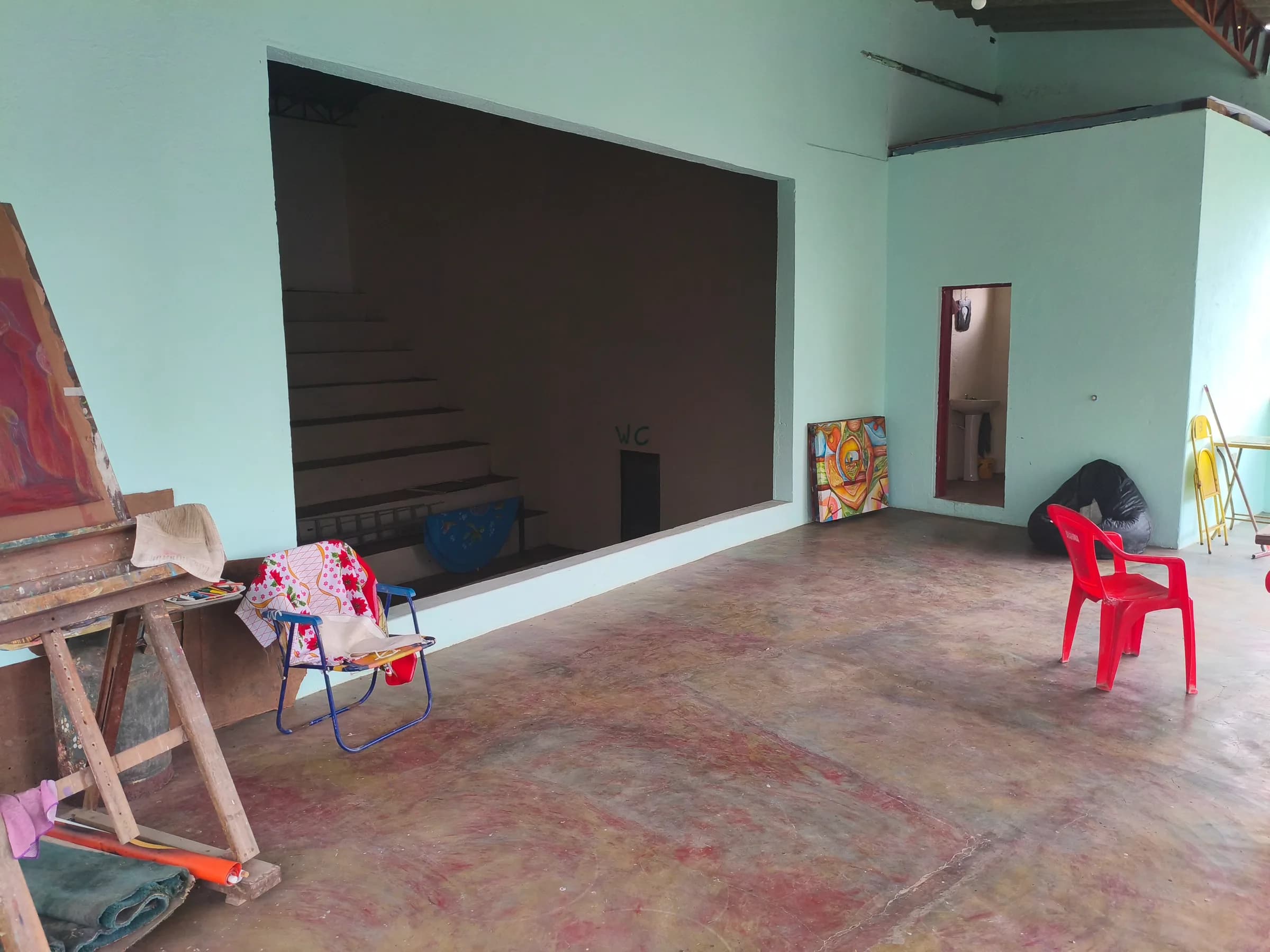 Interior amplo do galpão do HR Espaço Cultural, disponível para locação em Embu das Artes