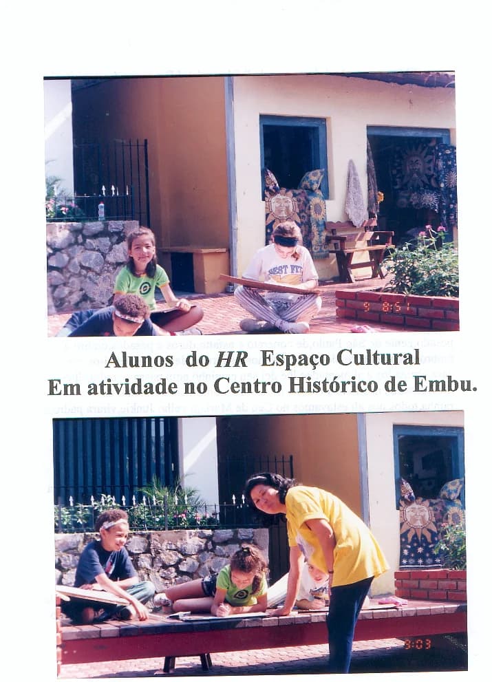 Alunos do HR Espaço Cultural em atividade de desenho no Centro Histórico de Embu